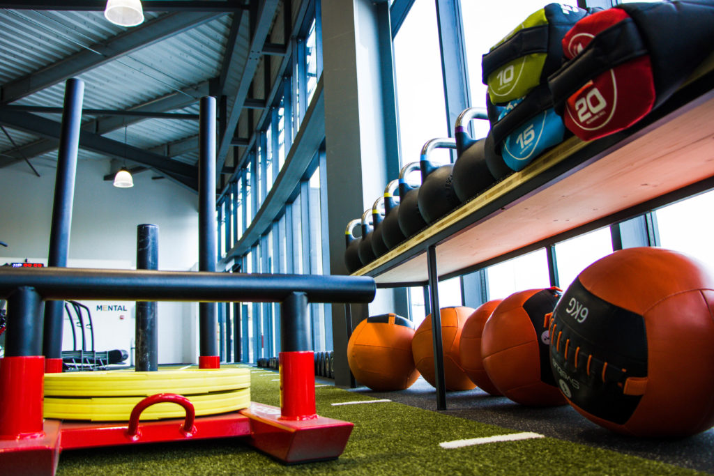 Racks Hammer strength, des kettbells, une gamme complète d'haltères, une plateforme d'haltérophilie, des barres olympiques avec des disques aux normes internationales, des prowlers.